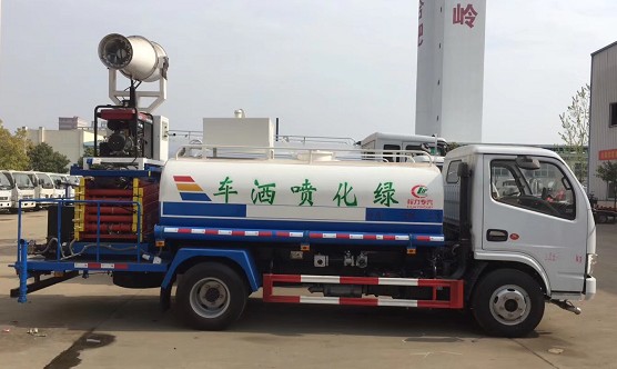 多功能灑水車型號_5方東風多利卡旋轉(zhuǎn)吊臂升降桿抑塵車