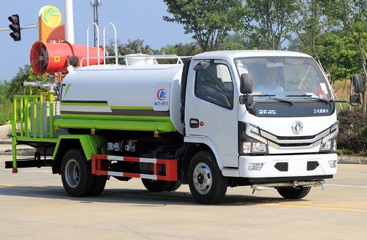 5噸灑水車型號及價格_國六5噸東風多利卡帶霧炮灑水車廠家價格
